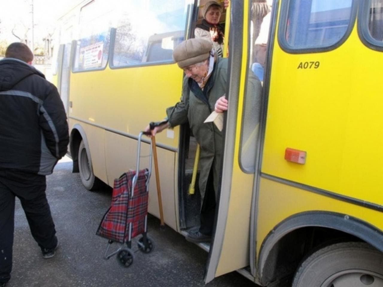 Женщина выходит из автобуса. Пенсионеры в автобусе. Транспорт для пожилых людей. Бабки в общественном транспорте. Пожилые люди в автобусе.